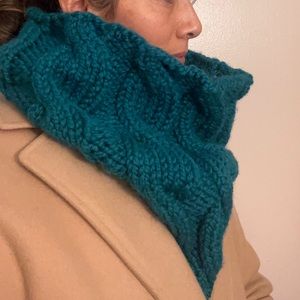 Knitted neck warmer in turquoise